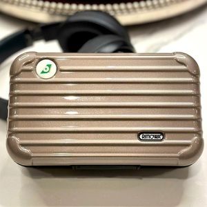 NWOT Rear RIMOWA Metallic champagne
Color Hard Case